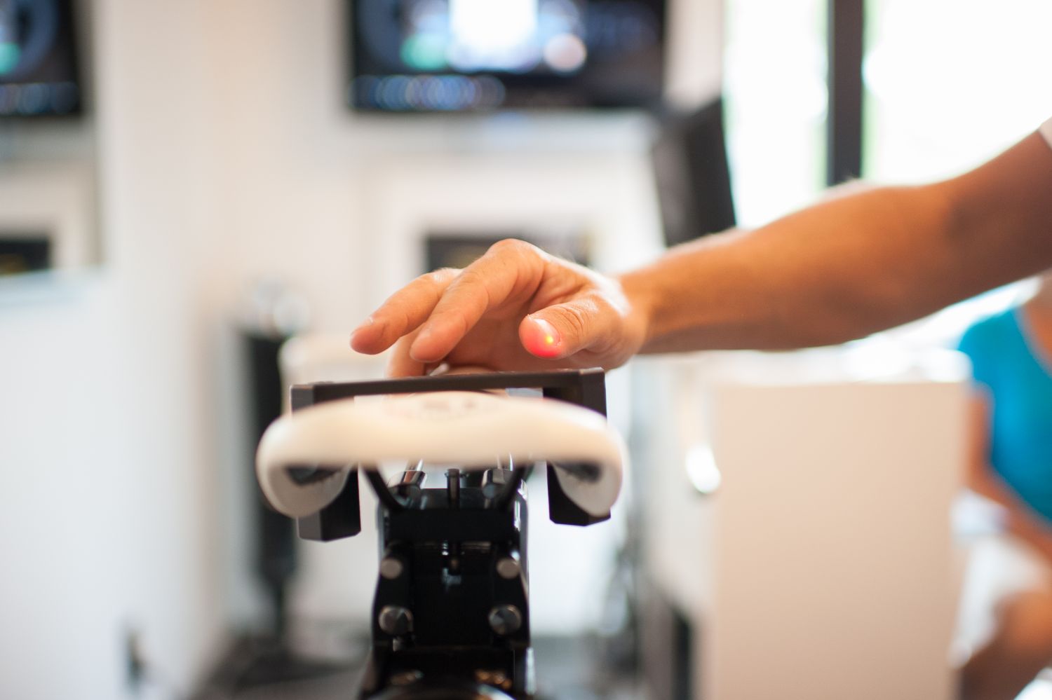 Bekkenstabiliteit is de basis van een goede fietspositie. De benen hangen aan het bekken en de romp strekt zich uit.